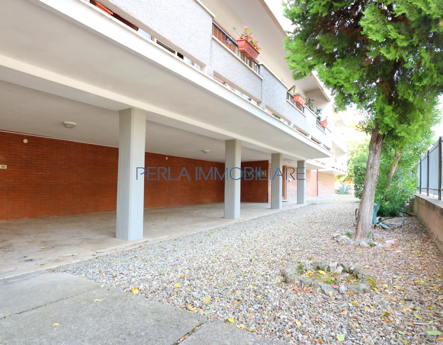 ZONA REGIONI - Ampio 4 vani ristrutturato con garage. Euro 190.000