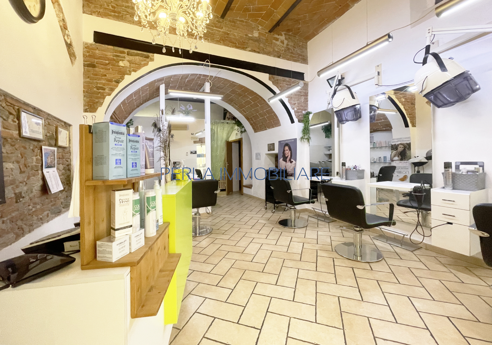 CENTRO STORICO - 2 locali commerciali adiacenti