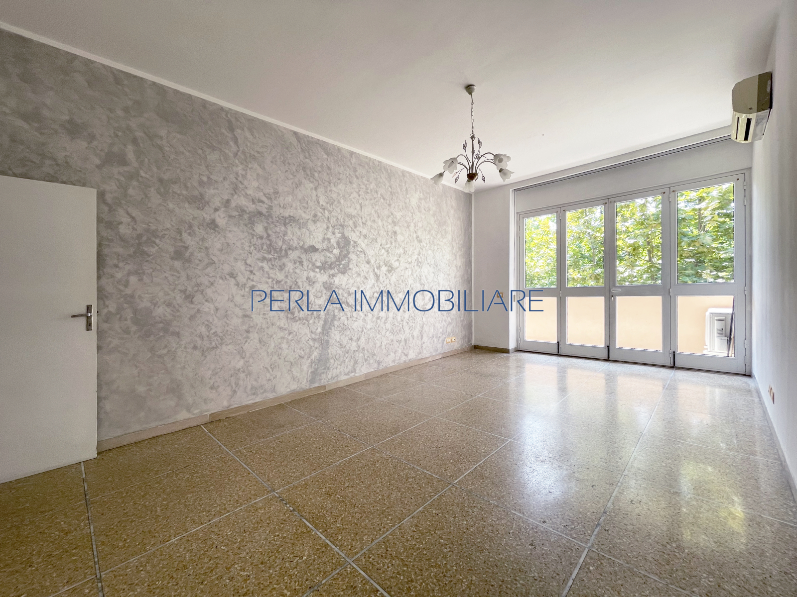 ZONA REGIONI - 6 vani con garage e soffitta. Euro 205.000