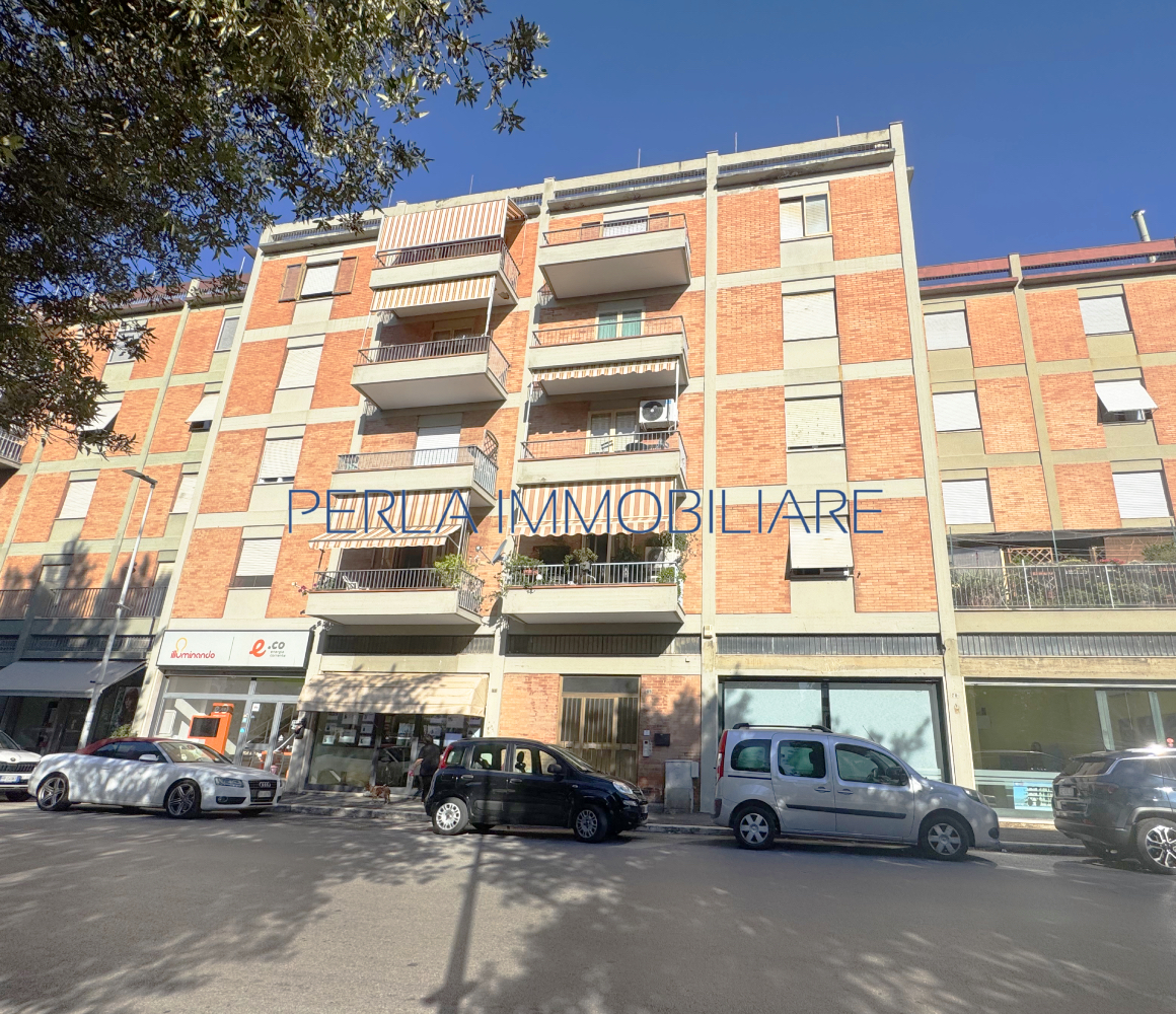 ZONA CENTRALE - 4 vani con garage. Euro 210.000 trattabili