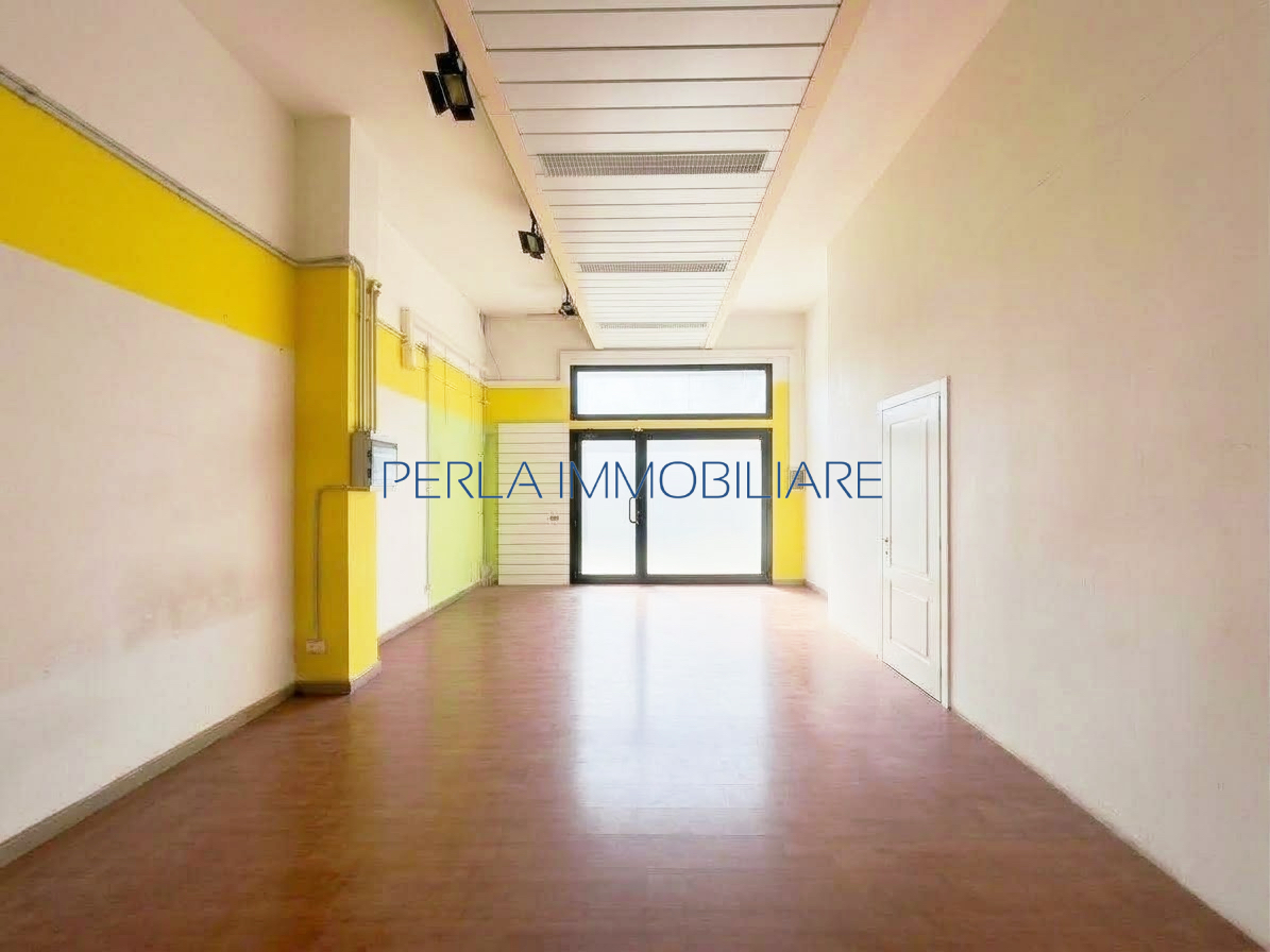 VIALE GIULIO CESARE - Locale commerciale di 58 mq. Euro 650 mensili